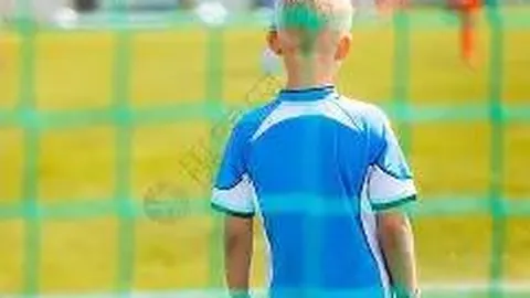 外媒爆料：盖伊红牌瞬间，基恩怒指头部质问：“你这是何必呢？”